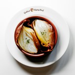 玉ねぎを丸ごと低温で長時間ローストしました。
玉ねぎの甘みがたまらない