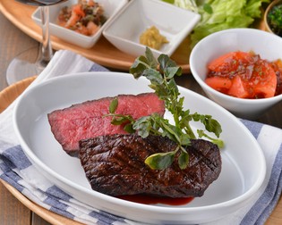 芳醇なナッツのような香りと旨味を堪能できる『黒毛和牛熟成肉』