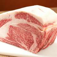 一番のこだわりは厳しい審査をされた黒毛和牛の魅力を存分に引き出した熟成肉です。味わい・深み・旨味・香り・見た目が五感を刺激。また、瀬戸内から直送で仕入れている鮮度抜群の食材や熟成魚も注目の素材です。