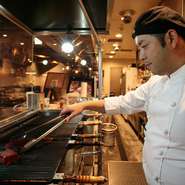 直接お客様とのコミュニケーションをはかるスタッフから、ホールの様子を伺っています。お客様に合った料理のコーディネートや提供方法を柔軟にアレンジ。お客様の満足度を全力で追求していきます。