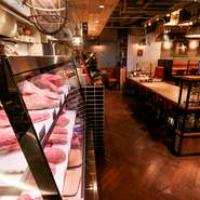 さまざまな部位が店内に陳列されているのは、とても珍しい光景だと思います。肉屋での買い物を楽しむかのように、ショーケースで熟成肉を吟味し注文。ガラス張りのグリラーから、焼き上がる様子も眺められます。