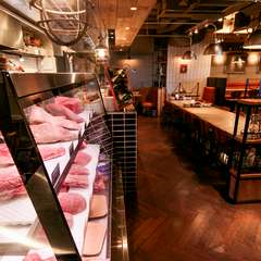 その日のおすすめ熟成肉が一堂に並ぶ、専用のセラーを完備