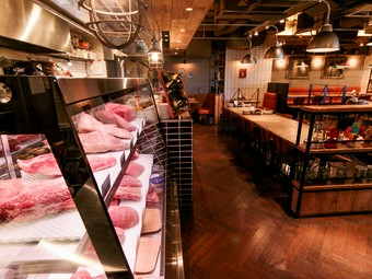 その日のおすすめ熟成肉が一堂に並ぶ、専用のセラーを完備