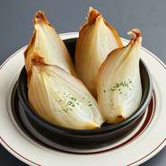 玉ねぎを丸ごとじっくりとオーブンでローストしました。玉ねぎの旨味をお楽しみいただけます。