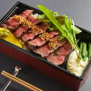 約３０日間熟成させた黒毛和牛を炭火でじっくり焼き上げた旨味のあるステーキを使用したステーキ弁当です。