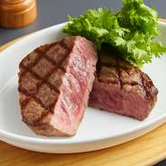 約30日間熟成させた黒毛和牛を炭火でじっくり焼き上げたジューシーなステーキです。