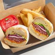 約30日間熟成させた黒毛和牛のハムとたっぷりの野菜を挟んだバケットサンド。ポテトフライ添え。