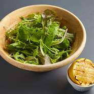 トリュフオイル入りのビネガードレッシングと香ばしく焼いたレモンで楽しむさっぱりしたシンプルなサラダ。