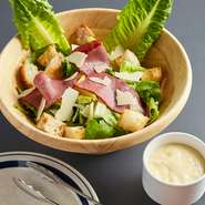 シャキシャキと歯触りの良いロメインレタスとアクセントに熟成肉を合わせたサラダ。