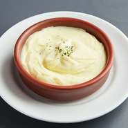 ステーキの付け合わせの定番。甘味を引き出したジャガイモを生クリームで滑らかに仕上げました。