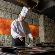 極上食材、熟練シェフの技、落ち着いた空間とも、舌の肥えた大人のゲストにご満足いただけるもの。2～3名様でゆったりと美味に酔い、歓談する会食や接待に最適です。海外のお客様の接待にも、ぜひどうぞ。