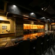 西新宿の隠れ家的な高級鉄板焼店は、大人のデートにふさわしい空間。カウンター席のみの落ち着いた設えも心地よく、肩を並べて美味に憩えます。記念日やお祝いのサプライズのご相談も承ります。詳しくはお電話で。