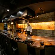 西新宿の老舗店【パンドラ】が、最高食材の仕入れと調理の技をバックボーンに創業した2号店。本店の魅力を受け継ぎながら、店内の設えはよりラグジュアリーに。記念日ディナーや東京旅行中の格別な舞台にどうぞ。