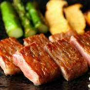 さらなる高級感が薫る【パンドラ匠】では、本店とは異なるワインセレクションをご用意。最上級の黒毛和牛に合うフルボディの赤が充実し、ボルドーやブルゴーニュの人気銘柄をはじめ、ヨーロッパ産を中心にご提供。