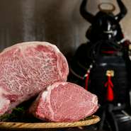 鉄板焼きの人気＆最高級食材をお二人様用のセットでご提供。A5の神戸牛または松阪牛のヒレかサーロイン、活アワビ、フランス産フォアグラ、旬野菜、〆のガーリックライスなど、めくるめく美味を満喫できます。