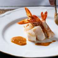 プリップリの海鮮を贅沢に使った鉄板焼も名物。秘伝のオリジナルバターソースで焼き上げるので、香ばしさと奥行きのある味わいが極上です。活アワビ、カキ、カラスガレイなど、他の高級海鮮も大充実！