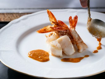 海鮮も美味！自家製バターソースが香ばしい『海老とホタテの鉄板焼き』