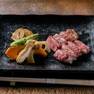 A5黒毛和牛・高級海鮮・旬野菜の鉄板焼きなど8品ほどを楽しめるコース。肉は神戸牛か松坂牛から選べ、なかでも希少な神戸雌牛ヒレのおいしさは格別！忘れられない味となる極上ステーキに出会えます。