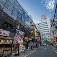 新宿郵便局やヨドバシカメラ新宿西口本店（時計館）の近くです。1階に松屋のある「西新ビル」の4階です。