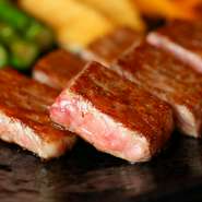 極上食材を使った鉄板焼きを大満喫できるコース。A5神戸牛またはA5松坂牛のヒレかサーロインから選べ、海老・舌平目の鉄板焼き、旬の焼き野菜など、最高の美味が次々と登場。肉は神戸牛ヒレが特におすすめ!