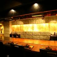 西新宿で長年愛されている名店【パンドラ】の姉妹店。A5神戸牛などの最上霜降和牛の鉄板焼き、カウンター10席限定の贅沢な設えは、特別な日のデートにぴったり。東京滞在中の海外のゲストにも評判です。