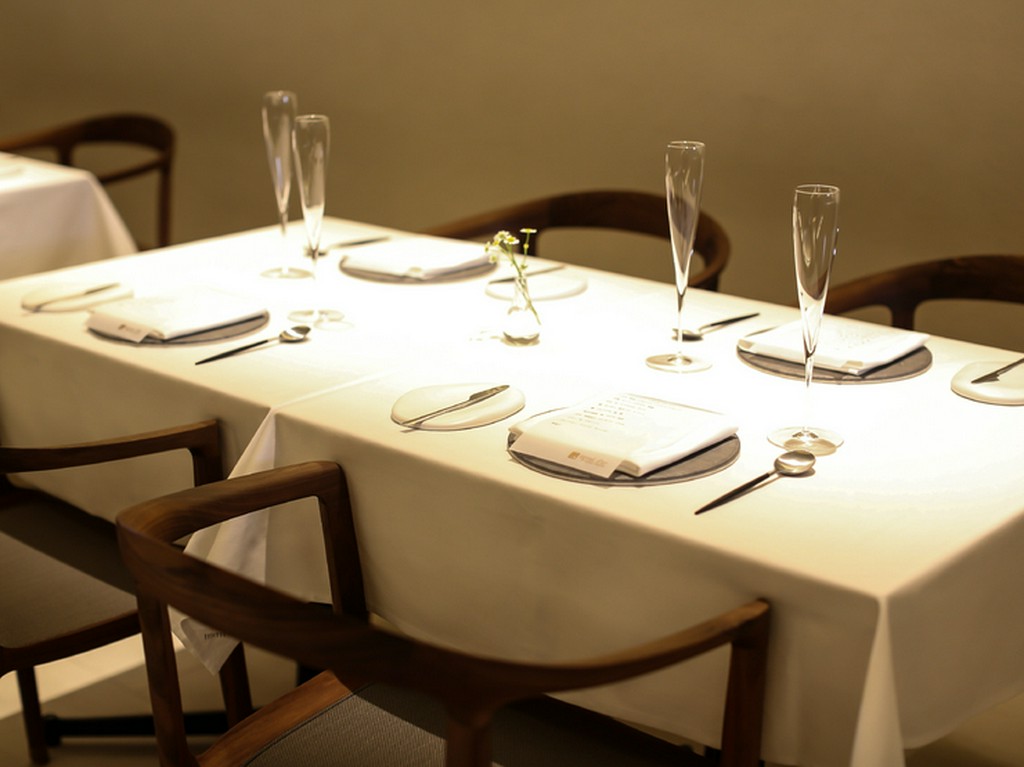 温かみのある雰囲気の中、ゆったりと食事を楽しめるレストラン