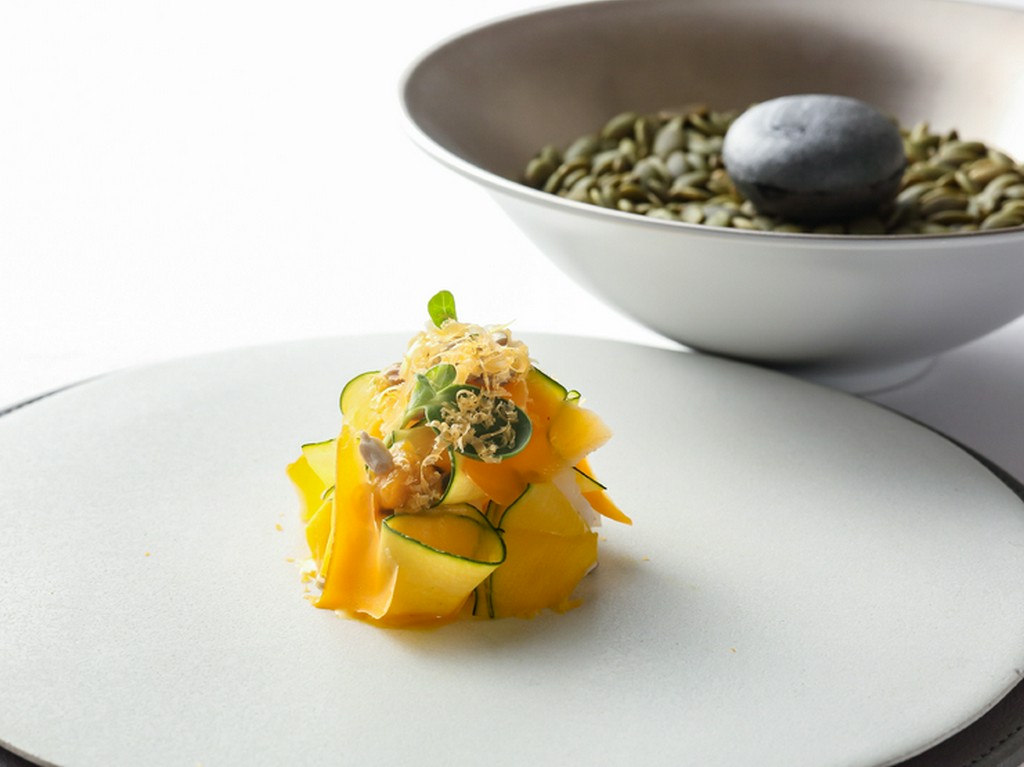 イカと南瓜の様々な食感と味が楽しめる前菜