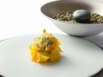 イカと南瓜の様々な食感と味が楽しめる前菜