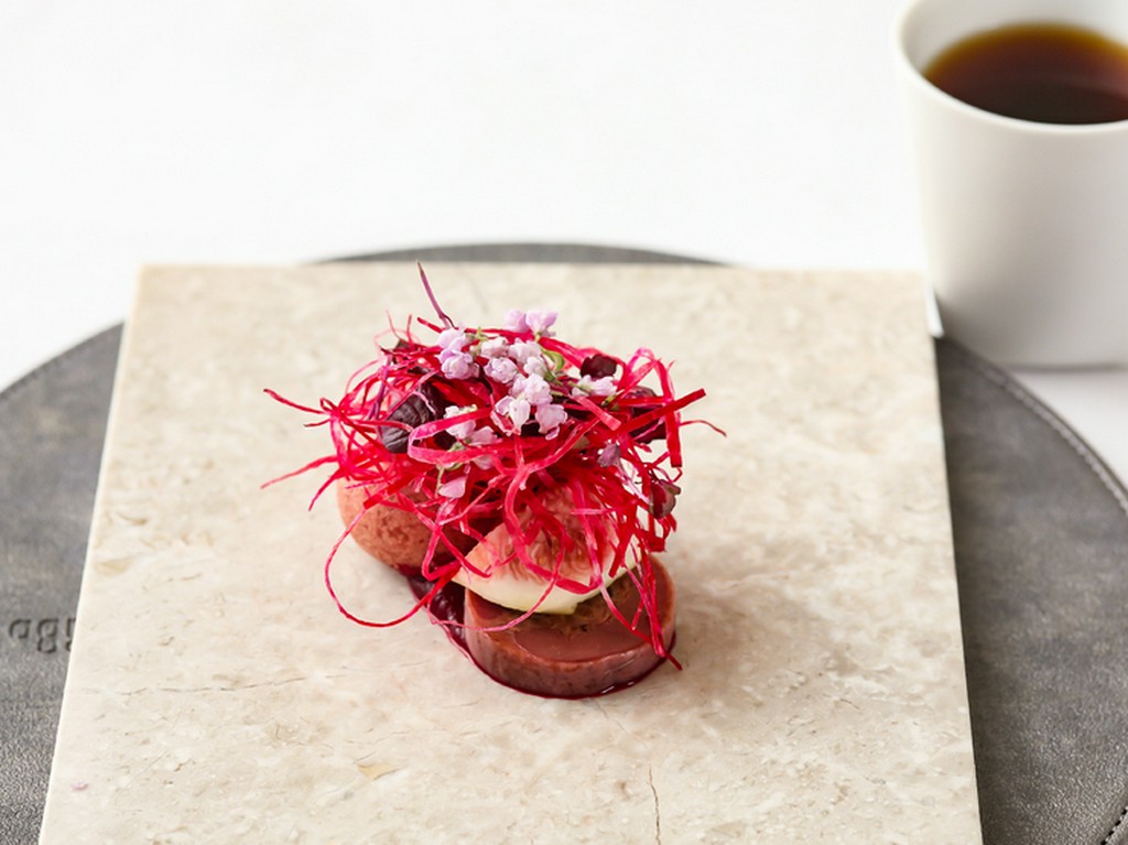 仔鳩、ビーツ、イチヂク、紫蘇を使った前菜