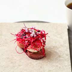 仔鳩、ビーツ、イチヂク、紫蘇を使った前菜