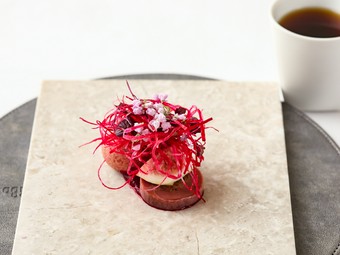 仔鳩、ビーツ、イチヂク、紫蘇を使った前菜