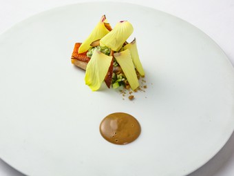 鮎のソースをあしらった『本日の鮮魚 鮎 オクラ 胡瓜』