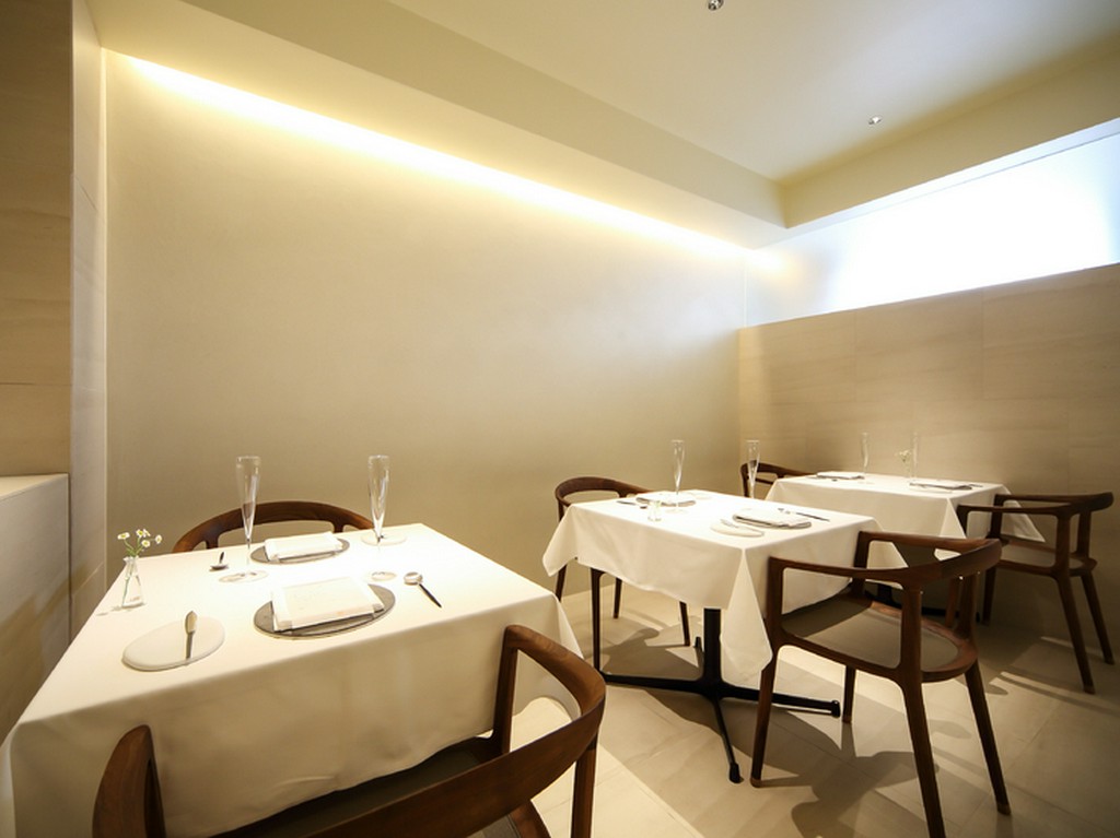 温かみのある白をベースにした居心地のいい店内 