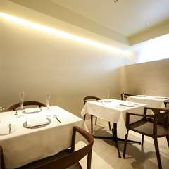 温かみのある白をベースにした居心地のいい店内 