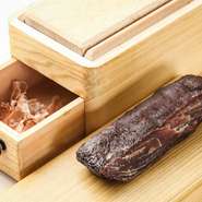 鰹節からヒントを得た、仔牛節