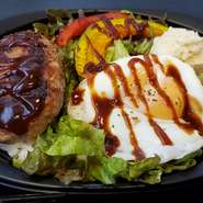 お好み焼や焼きそばはもちろん、鉄板焼のほとんどのメニューがお持ち帰り可能です！
お店の味を家でゆっくり過ごしながら楽しみましょう！