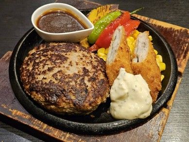 店主こだわりの特製ソースでいただく、アツアツの絶品『茶美豚玉』