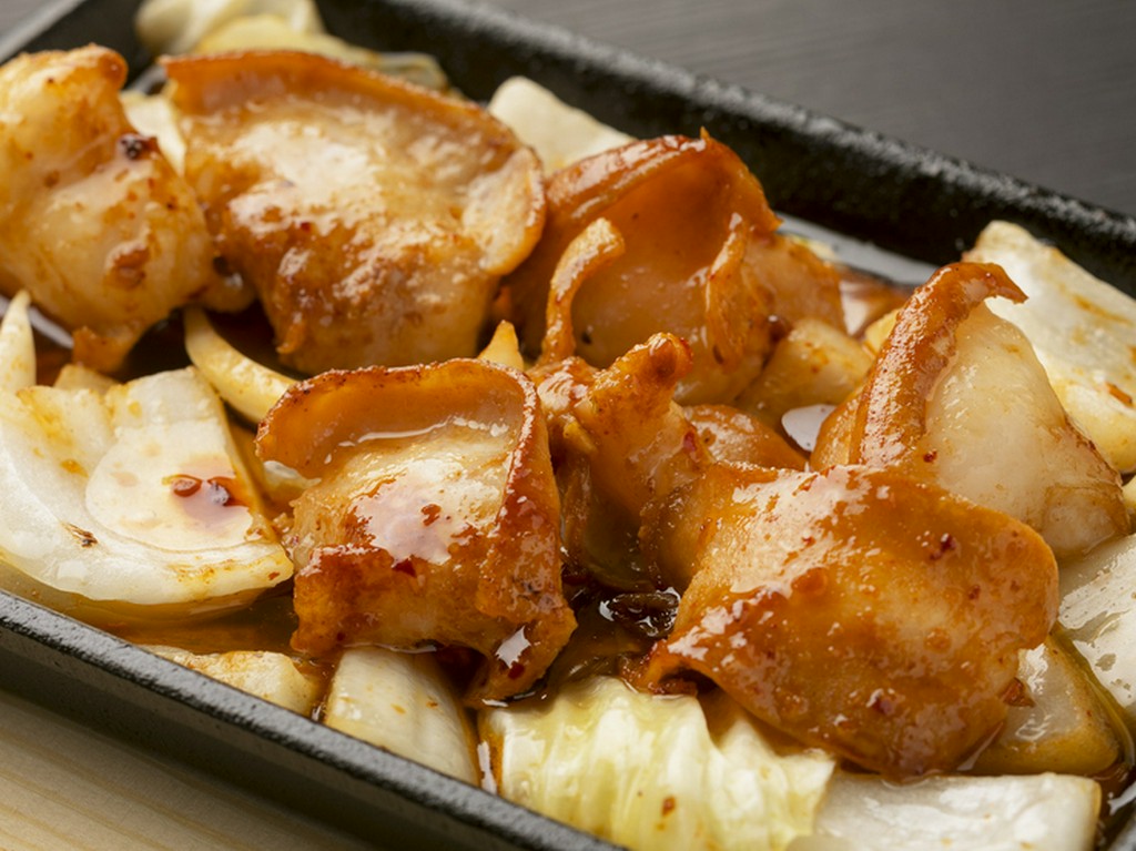 ホルモン好きには堪らない、肉厚にカットされた『ホルモン鉄板炒め』