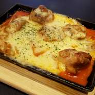 鉄板で焼いたピリ辛の鶏キムチの上にたっぷりチーズを乗せた新メニュー！