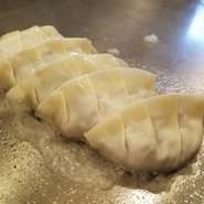 ニンニク無しでジューシーな來音屋の特製餃子です！
平日でも気にせず食べれるお手軽な逸品！
是非お試し頂きたい新メニューです！