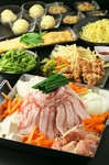 鹿児島の茶美豚とたっぷりの野菜と鶏肉などを特製のスープでじっくり煮込んで召し上がって下さい！