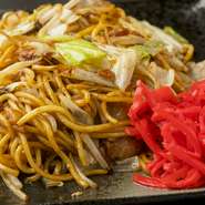 シンプルだけど厳選している食材が生きる一品。製麺所から仕入れるもちっとした麺はオリジナルブレンドした甘辛ソースによく絡みます。鉄板で香ばしさが増した焼きそばは、当店の人気ナンバーワンメニューです。