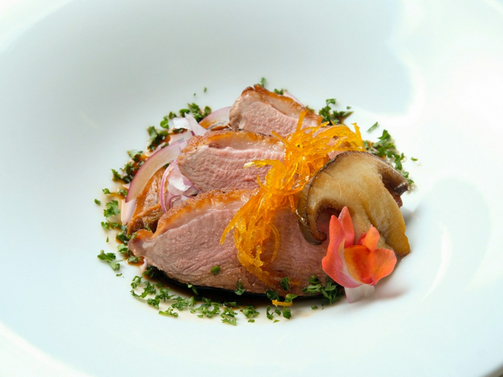 備中高原鶏のロティとセップ茸　その肉汁ソースで