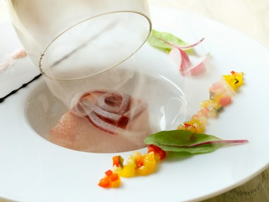 ゲストの五感を愉しませる『ブリの薫製をバルサミコスソースと岩塩で』