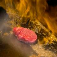 ゲストの目の前で炎を上げ、焼き上げられていく食材。見ているだけでテンションが上がり、漂う薫りに食欲もそそられます。これぞ、カウンター席の醍醐味といえるでしょう。