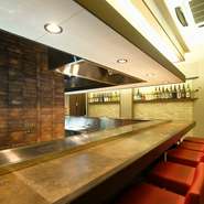 カウンター席のみなので、自然と隣同士に座ることができます。そのため、ふたりの距離を縮めたい初めてのデートにはぴったりかも。ライブ感と美味しい料理に、自然と会話も弾みます。