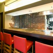 ゆったりしたカウンター席は、敢えてひとりで訪れたくなります。“誰にも教えたくない、でも大切な人とは訪れたい”この居心地の良さに、心の中のせめぎ合いが見えてきそうです。