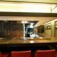 いつ訪れても、店内は和やかな雰囲気に包まれています。初めて訪れた人もまるで常連であるかのように、スッと溶け込んでいける…そんな不思議な魅力に満ちているお店です。