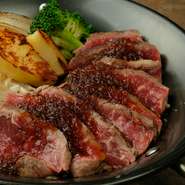 ソースは、おろしポン酢か特製醤油ソースのどちらかを選べます。肉の甘みを引き出す、ポン酢の酸味や醤油の和の風味など、どちらを選んでもさっぱりいただけます。