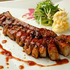 甘辛いタレが肉の中まで染み込んで、抜群に美味しい『特大スペアリブ』